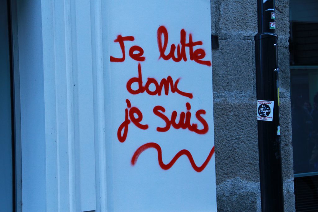Slogan-loi-travail-nantes-FRAGIL0