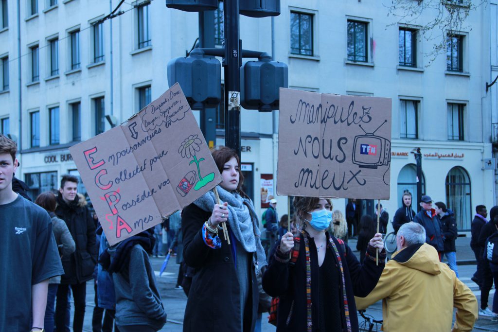 Slogan-loi-travail-nantes-FRAGIL7