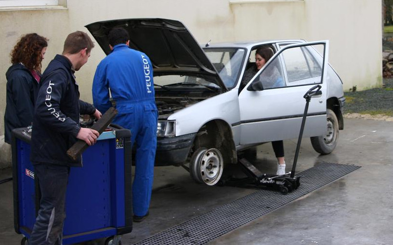 Europ'Raid, c'est un périple culturel, sportif et humanitaire à travers l'Europe en Peugeot 205.
