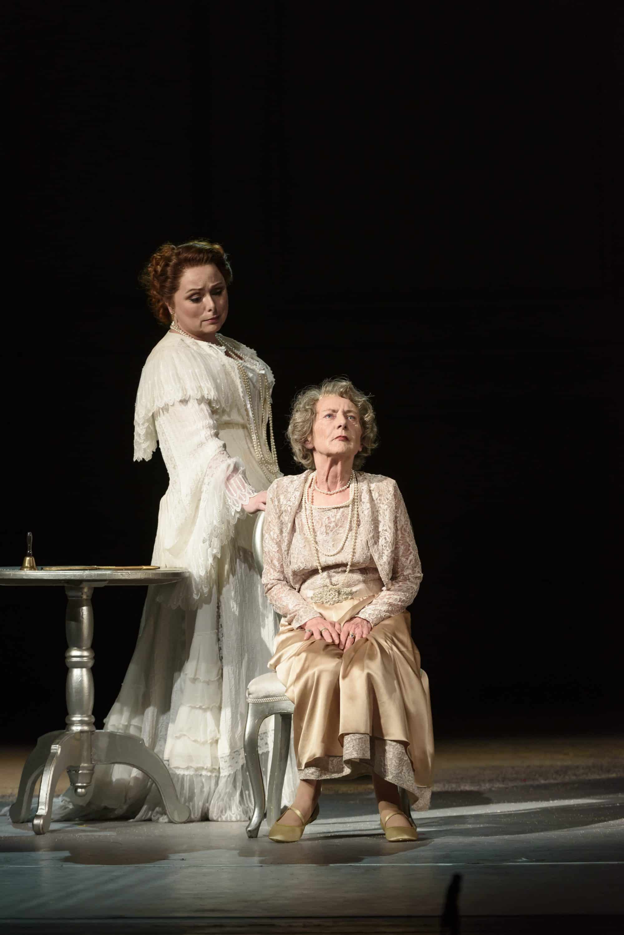 wno_der_rosenkavalier_-_rebecca_evans_the_marschallin_margaret_baiton_the_old_marschallin_photo_credit_bill_cooper_1110