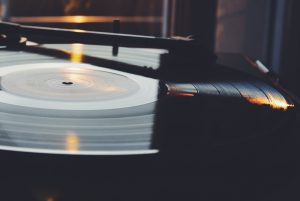 Conscientes du retour en force du vinyle, les grandes maisons de disques décident de sortir de plus en plus de vinyles, en rééditant de grands classiques