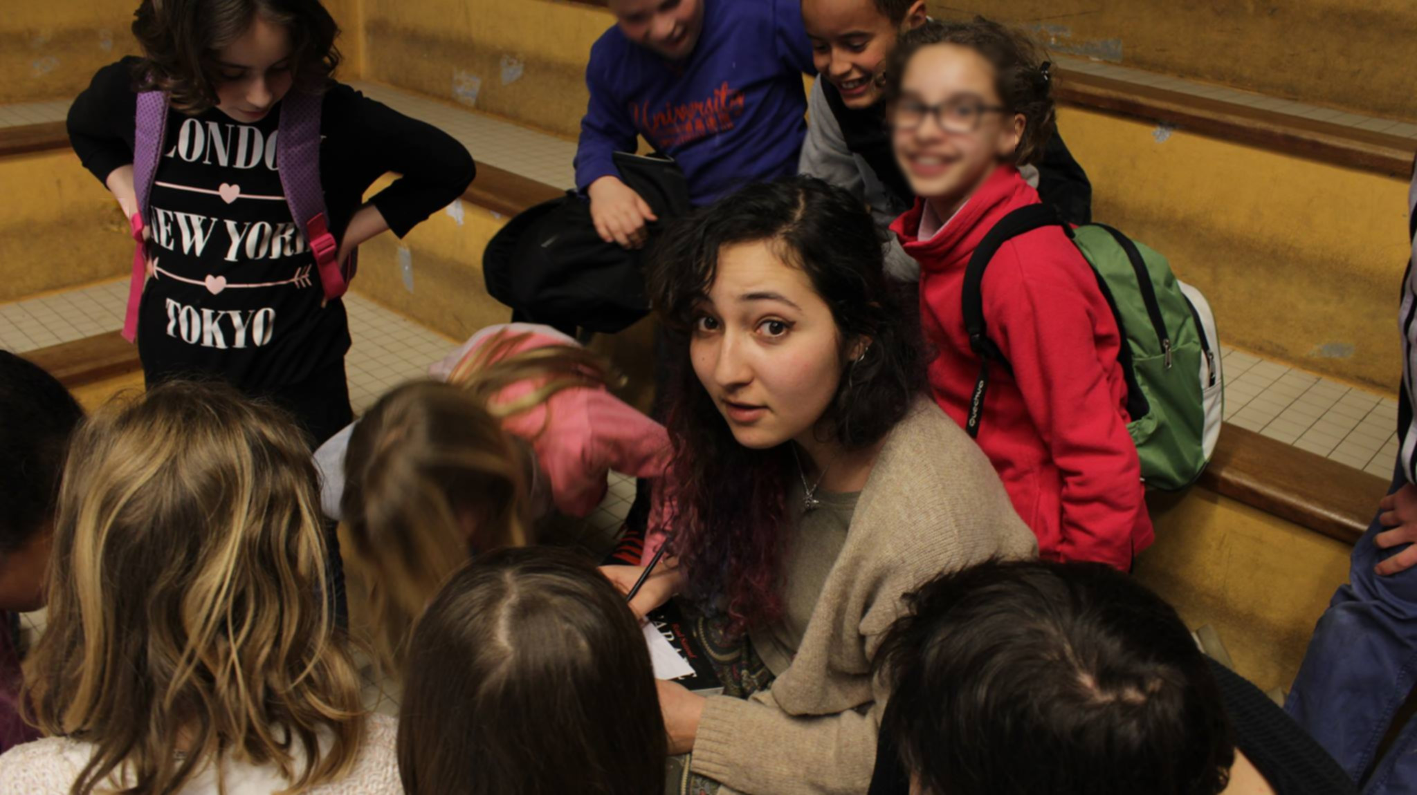 Fatma Ben Hamad auprès d'écoliers d'Ancenis