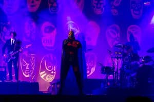 Puscifer est accompagné de quatre catcheurs, qui livrent un show burlesque.