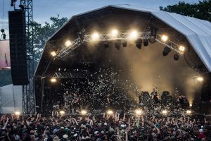 On trouve tant d’amour sur la terre battue du Hellfest que les festivaliers ont tenu à s’en servir pour répandre leur bonne humeur lors d’une monumentale queue-leu-leu au milieu de la Warzone le dimanche soir, jetant en l’air les brins de paille répandus sur le sol lors du set de Walls of Jericho.