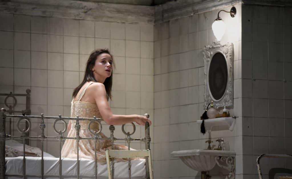 On croit voir la loge d’une actrice sur le point de jouer un rôle devenu trop grand. Ses larmes font mal.