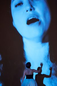 Il y a deux Violetta, l’une est muette et joue, la seconde chante.