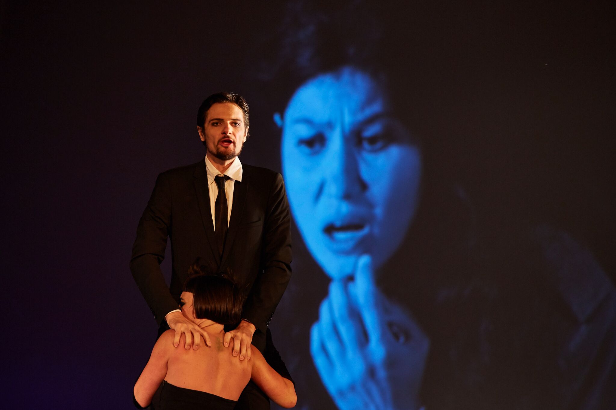 Je suis filmée en permanence. Je regarde la caméra en restant très en avant sur le lit.