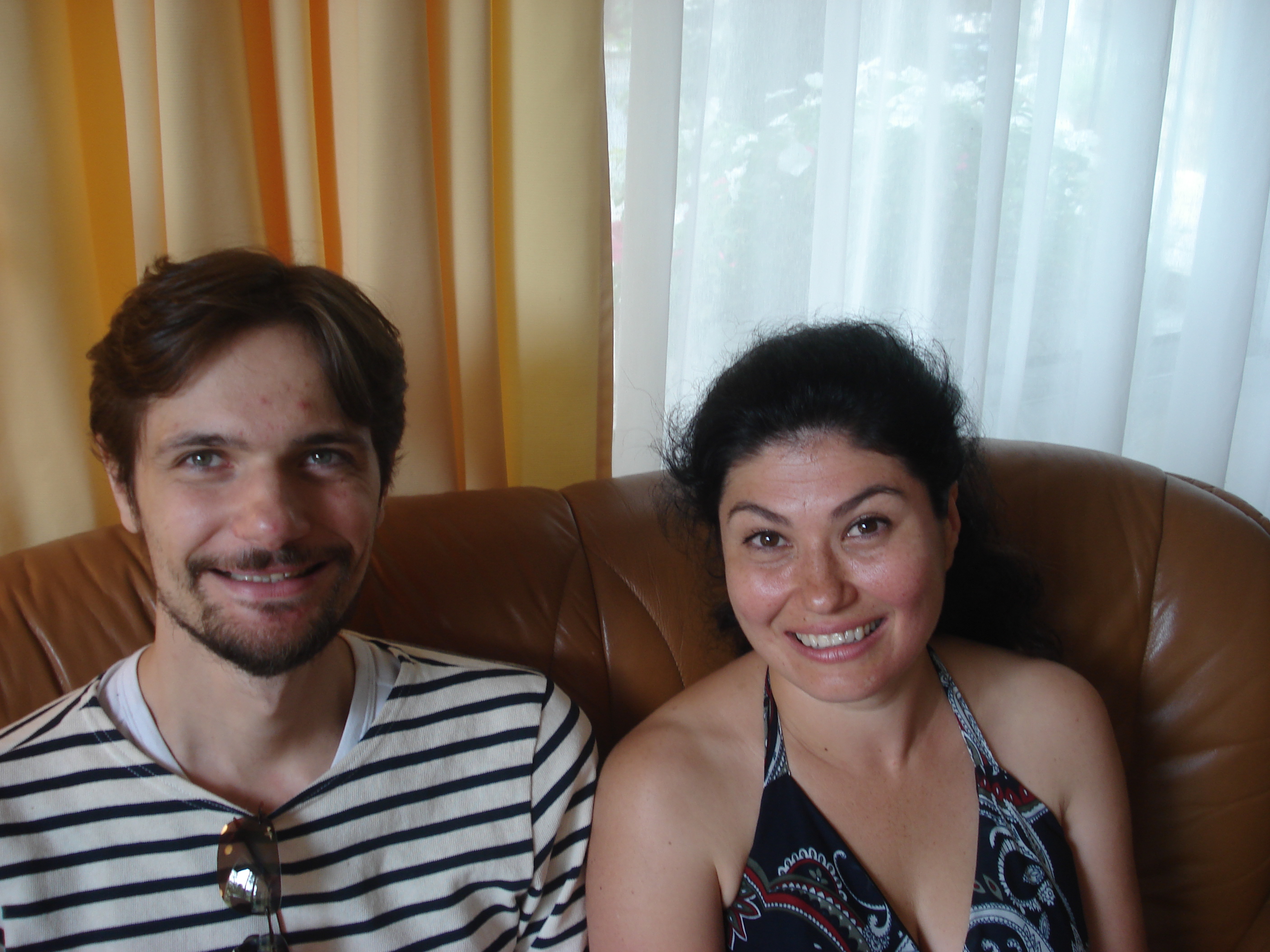 Burcu Uyar et Julien Dran sur le canapé de l'Hôtel de France.