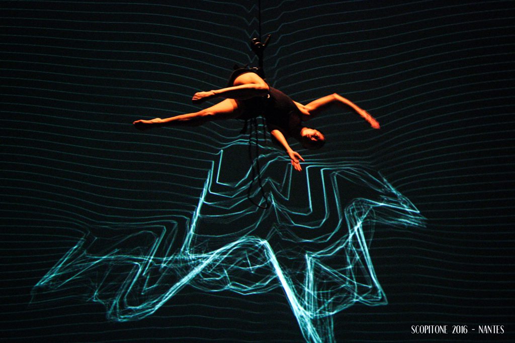 L’aura graphique entoure Elena Annovi telle une toile d'araignée, des ailes d'oiseaux, voire un foestus protecteur