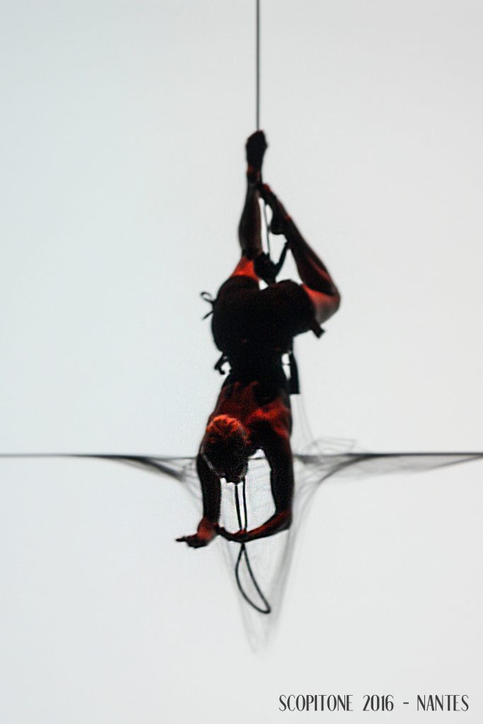 La performance du collectif italien Fuse, mêlant musique électronique, vidéo et danse aérienne.