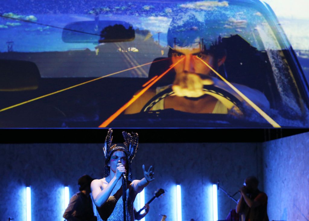 Vanishing Point est une sorte de road-trip chamanique dans le grand Nord canadien.