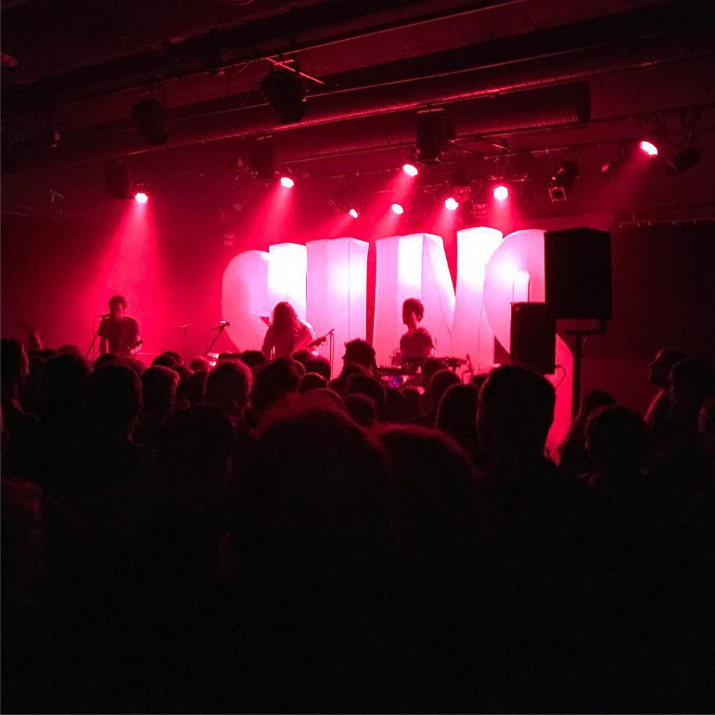 L'ambiance est intense lors du concert de Suuns à la Maison de Quartier de Doulon.