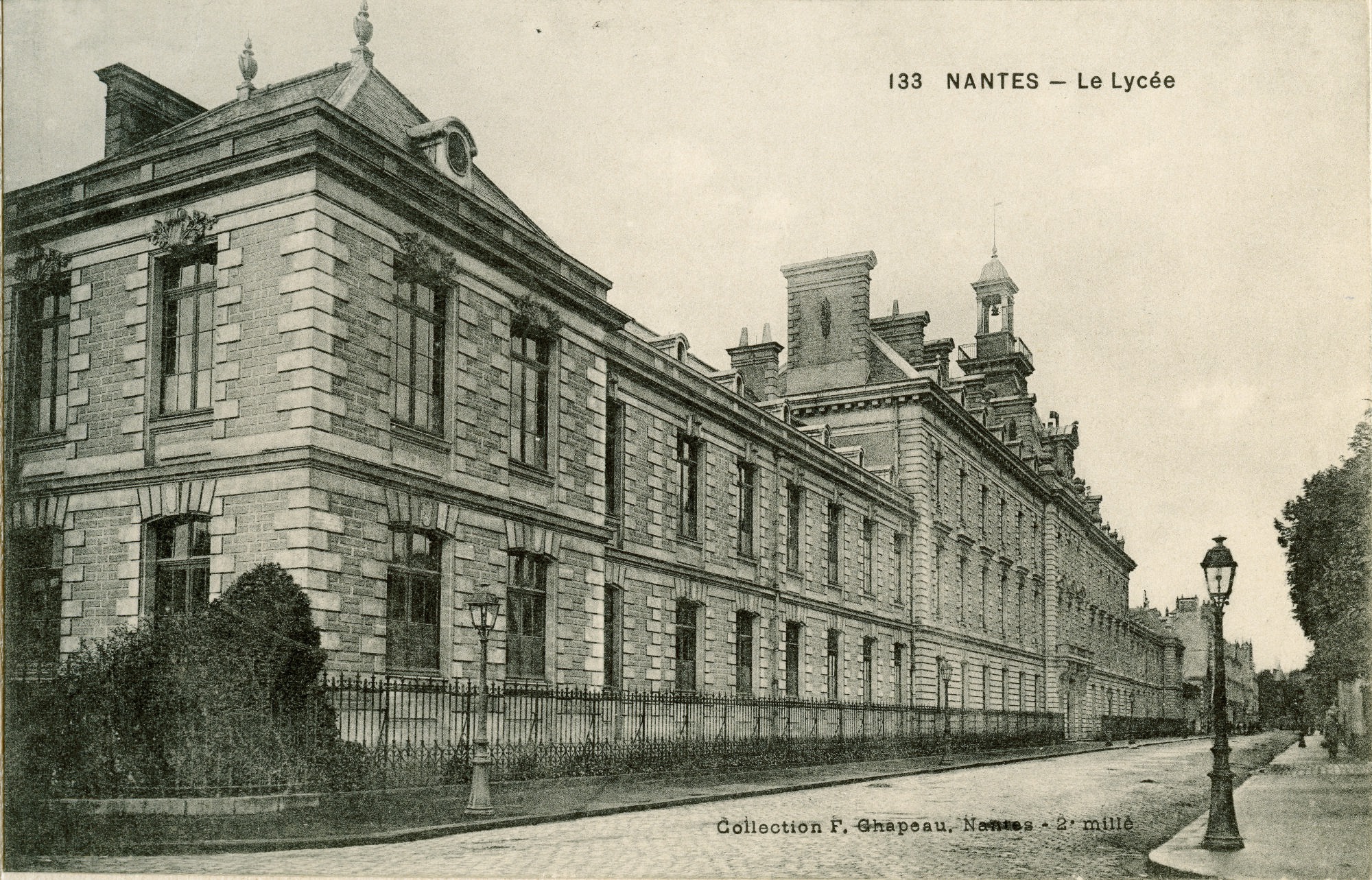 Jacques Vaché, Eugène Hublet, Pierre Bisserié et Jean Sarment font connaissance au Lycée de Nantes (actuel Lycée Clémenceau)
