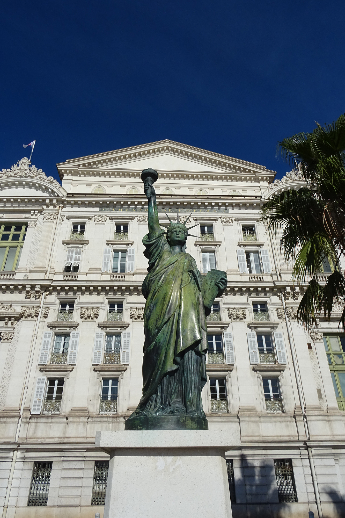 La-façade-arrière-de-lOpéra-de-Nice-tournée-sur-la-mer-avec-au-premier-plan-la-Statue-de-la-Liberté-créée-en-2014-
