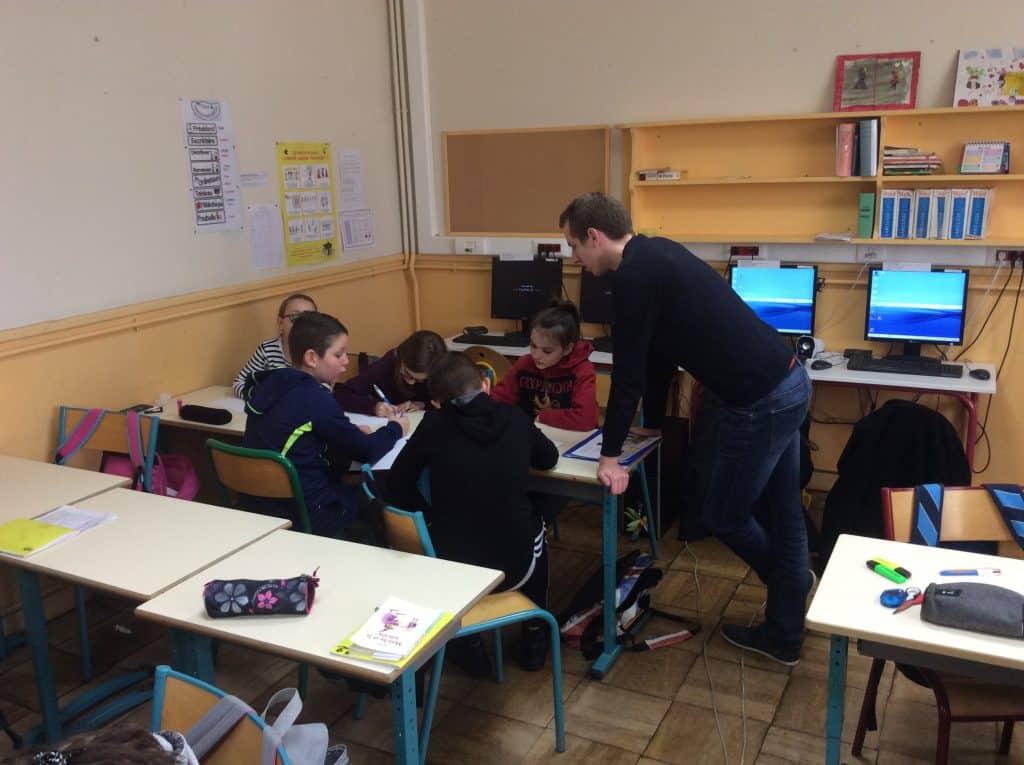 Valentin_Atelier-a-Coueron_Valentin-avec-les-eleves