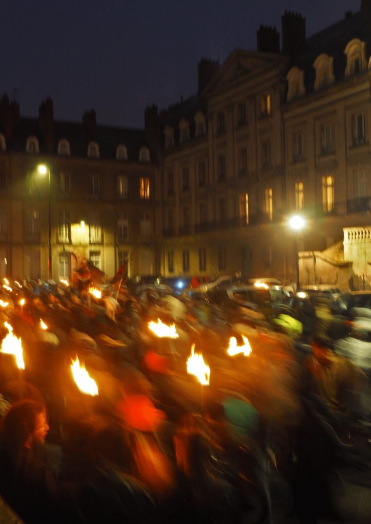 1. Le cortège des manifestants, torches en main, s_élance rue Henri IV