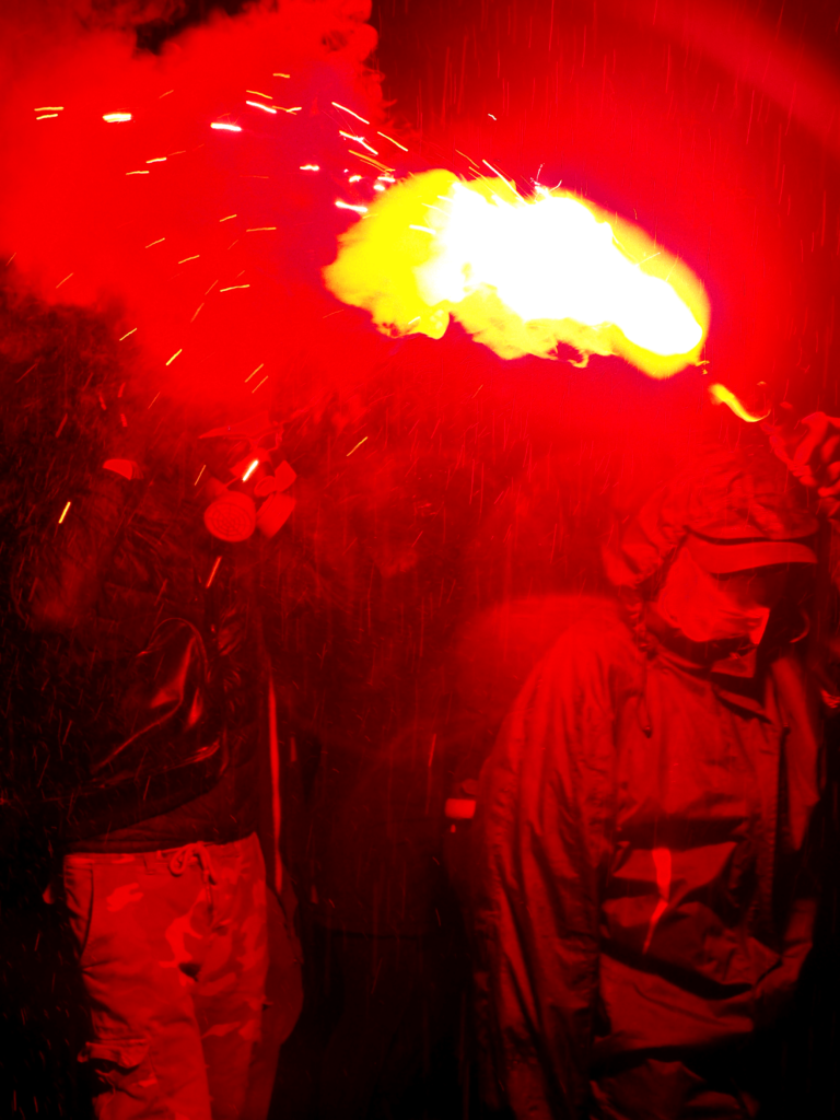 4. Beaucoup sont venu·es masqué·es ou équipé·es, pas seulement à cause de la pluie, les forces de l'ordre utiliseront des lacrymos à plusieurs reprises.