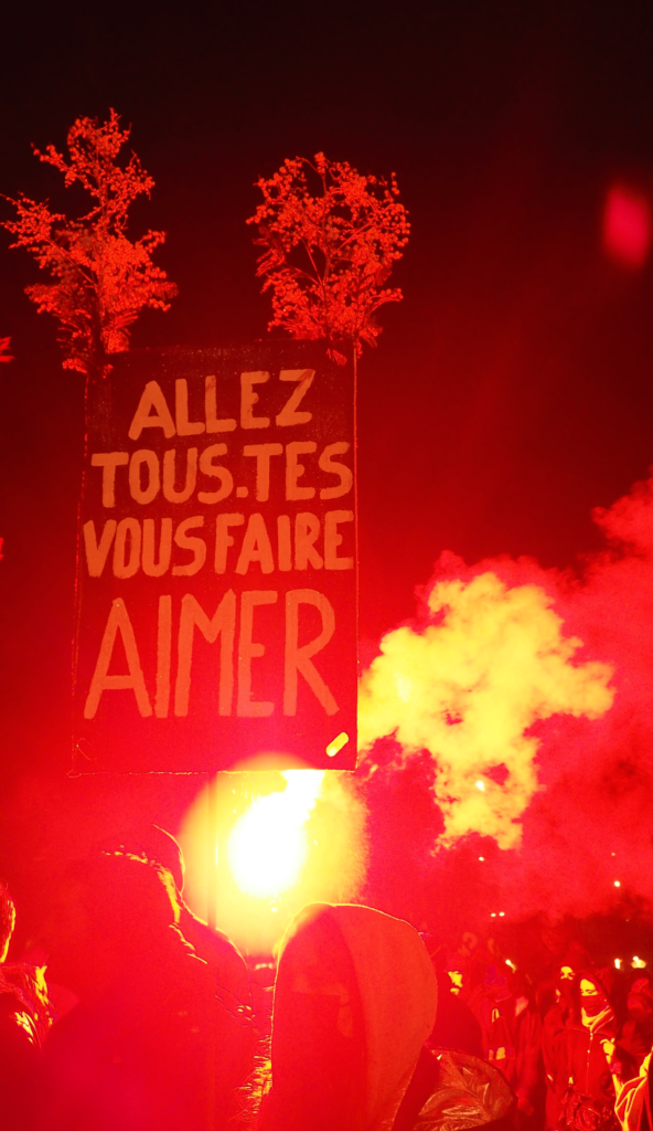 Des slogans pacifistes malgré la colère.