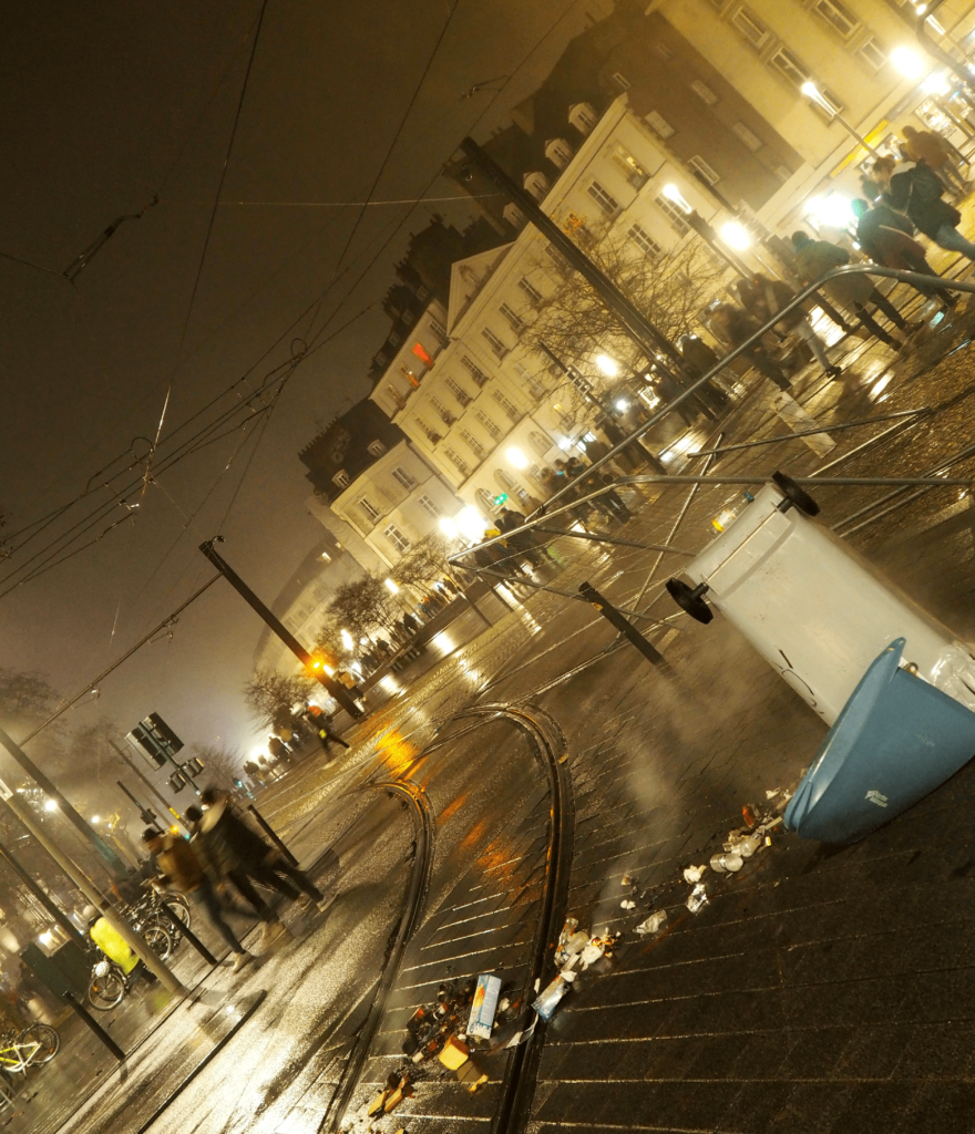 Barricades, lacrymos... La manifestation prend fin dans un air de chaos.