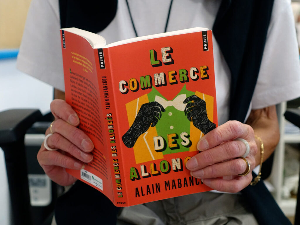 Linjac, en pleine lecture d'Alain Mabanckou, un de ses auteurs préférés