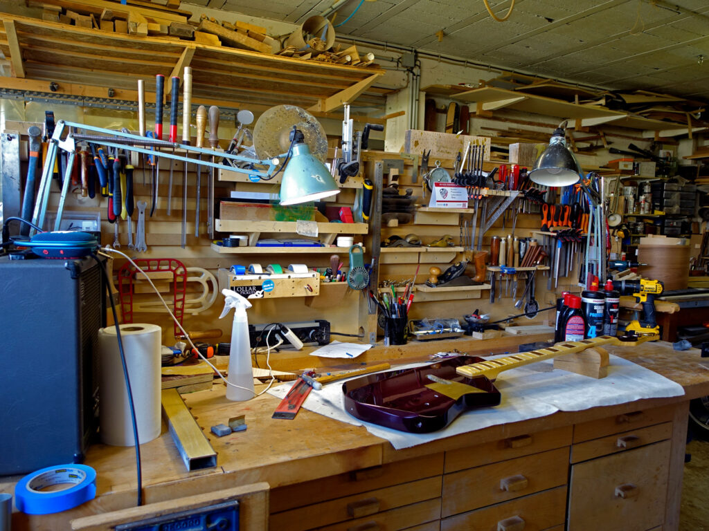 Basse en fabrication dans l'atelier du luthier Guillaume Dommartin
