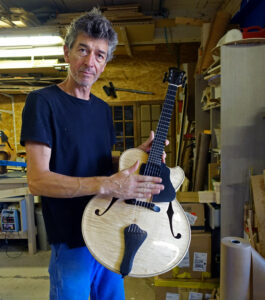 Guillaume Dommartin, luthier présente Créatures, le 1er festival à l'ouest dédié aux guitares