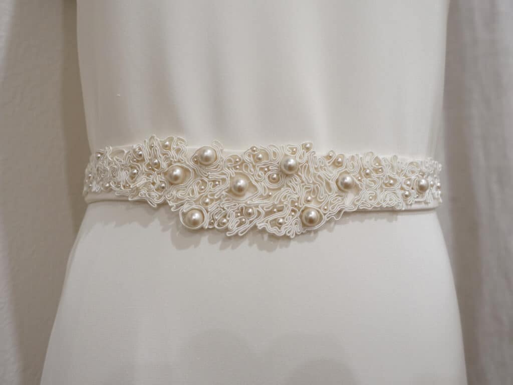 Ceinture brodée pour robe de mariée par Sophie Baudry