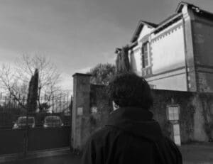 Ali devant un logement nantais