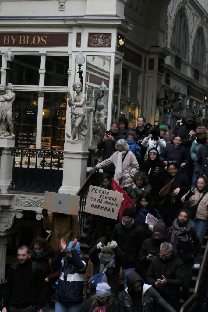 La manifestation au cœur du passage Pommeraye.