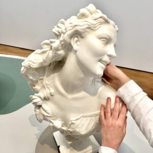 La rieuse, dit aussi Bacchante aux roses n°2, vers 1870. Jean-Baptiste Carpeaux.