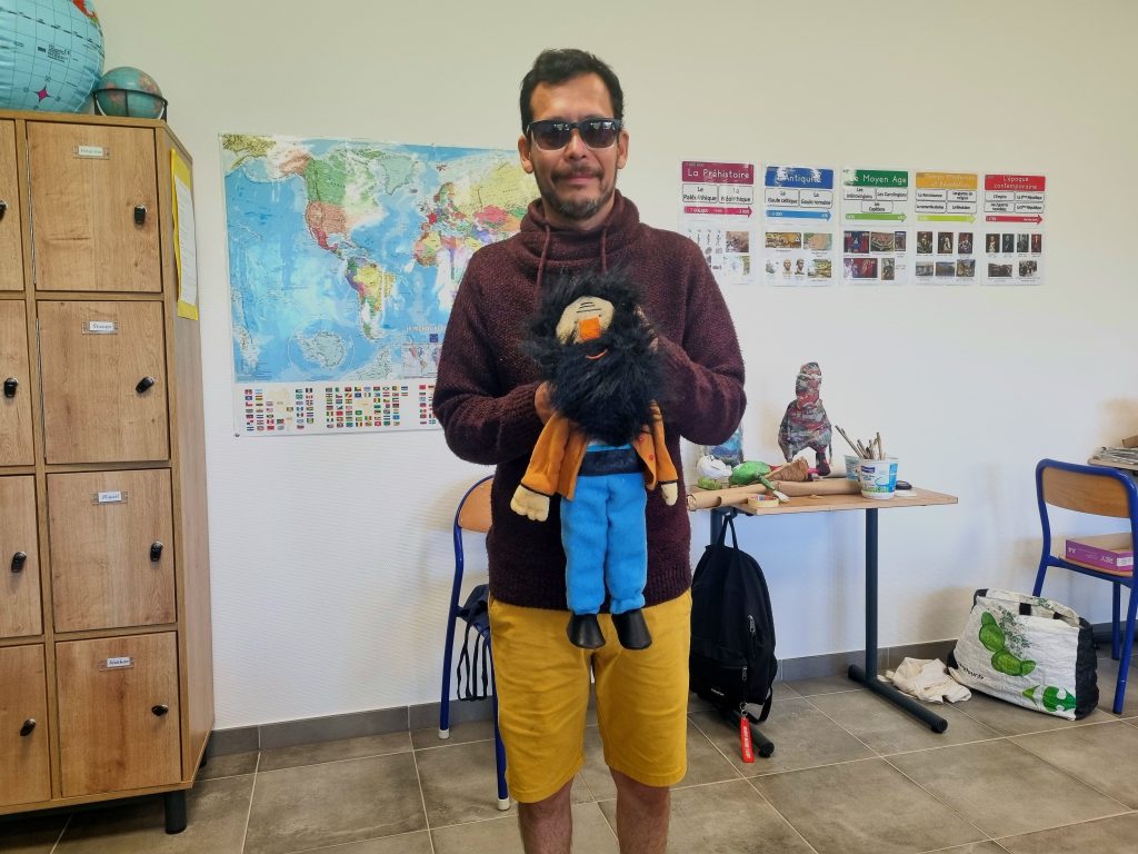 Antonio González et sa marionnette "Le géant"