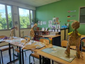Atelier de construction de marionnettes dans la salle d'Ulis du collège Salvador Allende