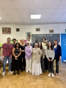 Groupe de jeunes entre 16 et 24 ans lors des ateliers de préparation à la performance d'éloquence organisée par l'association place aux jeunes à nantes avec l'encadrant et l'intervenante