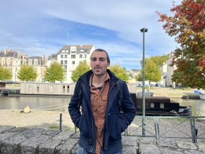 Pierre devant son endroit préféré à Nantes