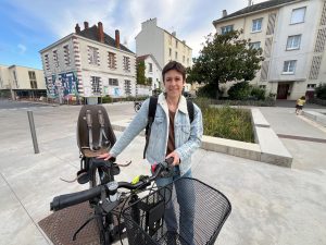 Aurélie avec son vélo