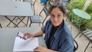 Louise, bénévole chez Fragil, attablé à la terrasse d'un café