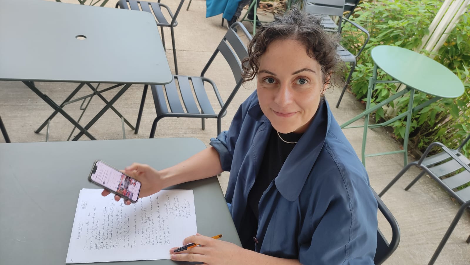 Louise, bénévole chez Fragil, attablé à la terrasse d'un café