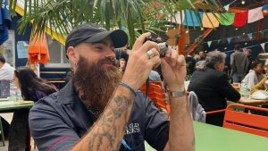 Photo d'Ewen Le Pennec prenant une photo