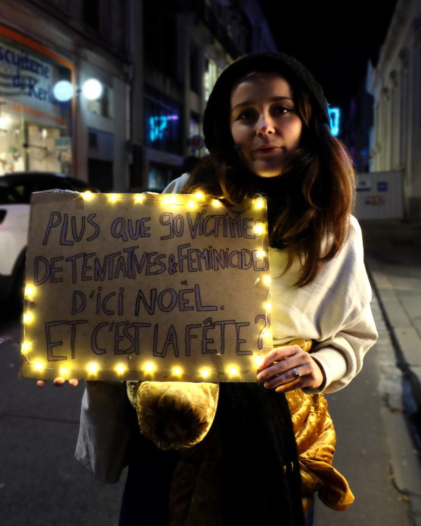 Vanina est venue participer à la manifestation de façon individuelle. Sur sa pancarte, on peut lire "Plus que 90 tentatives et féminicides d'ici Noël. Et c'est la fête ?"En effet, chaque jour en France, 3 femmes sont victimes de féminicides ou de tentatives de féminicides. À 30 jours de Noël, le bilan des 152 féminicides de 2025 pourrait encore s'alourdir. 25/11/2025 © Amandine Masson