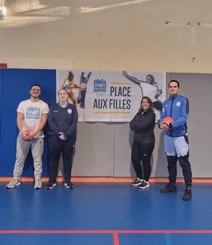 Trois éducateurs/trices sportifs/ves : Flavie Papin, Rayane Manai et Léo Pailler et la présidente régionale de l'association, Asma Zeyan (milieu droite). Crédit : Lucie Costabel