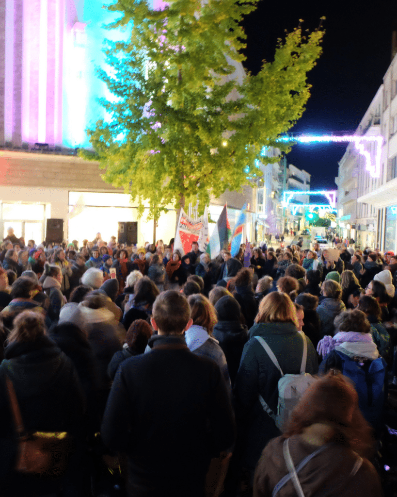 Les manifestant.es ont commencé à se rassembler à 18h rue du Calvaire. Différentes associations et collectifs réuni.es au sein du collectif FURI, ont pris la parole en faveur d'une lutte intersectionnelle et internationale. 25/11/2025 © Amandine Masson