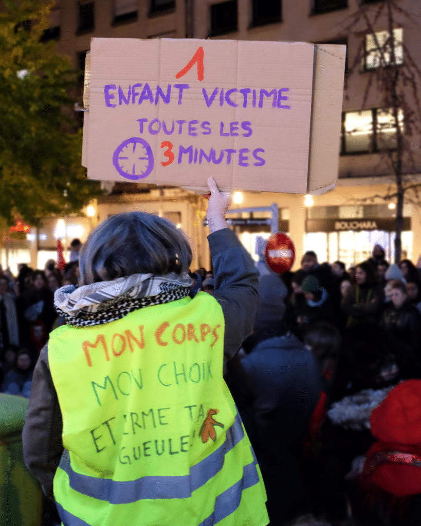 Le collectif Enfantiste a rappelé qu'en France, 1 enfant est victime de violences sexuelles toutes les 3 minutes.Le collectif a été créé en 2022 face au constat que la protection des enfants était la grande absente des débats lors des présidentielles. Dans notre société, "l'enfant existe seulement le prisme du lien filial, alors que l’enfant, c’est politique" rappelle Nathalie, membre du collectif. "On se pose la question des victimes passées, Le Scouarnec, Saint-Stanislas, Bétharram. La vraie question, c'est où sont les enfants victimes aujourd'hui ? Et comment on fait pour alerter suffisamment la population et les pouvoirs publics pour qu'il y ait des vraies campagnes de prévention contre les violences faites aux enfants ? On est convaincu.es que la racine des violences sexistes et sexuelles, c'est les violences faites aux enfants." 25/11/2025 © Amandine Masson