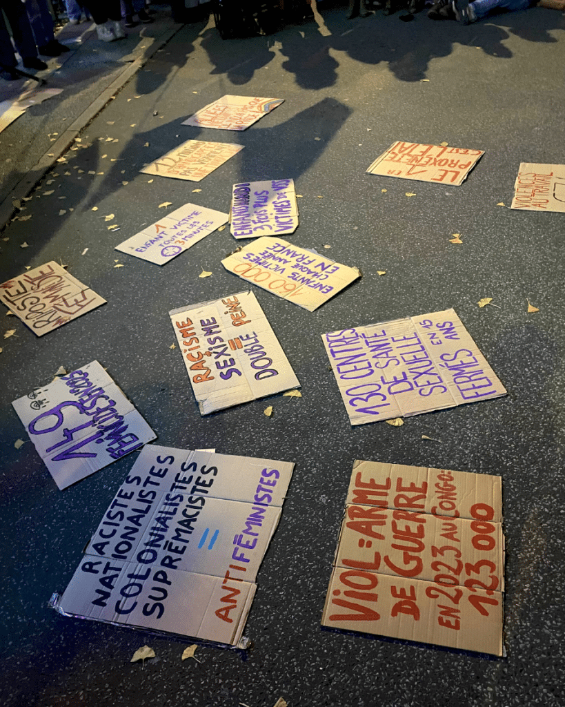 Les pancartes portant les revendications des différentes associations ont été déposées au sol, au fur et à mesure des prises de paroles. On peut lire "Racistes, nationalistes, colonialstes, suprémacistes = antiféministes", "viol = arme de guerre, en 2023 au Congo 123 000", 419 féminicides en 2025", "130 centres de santé sexuelle fermés en 15ans" "Le 1er proxénète, c'est l'Etat", "racisme, sexisme = double peine" 25/11/2025 © Florence Calvez