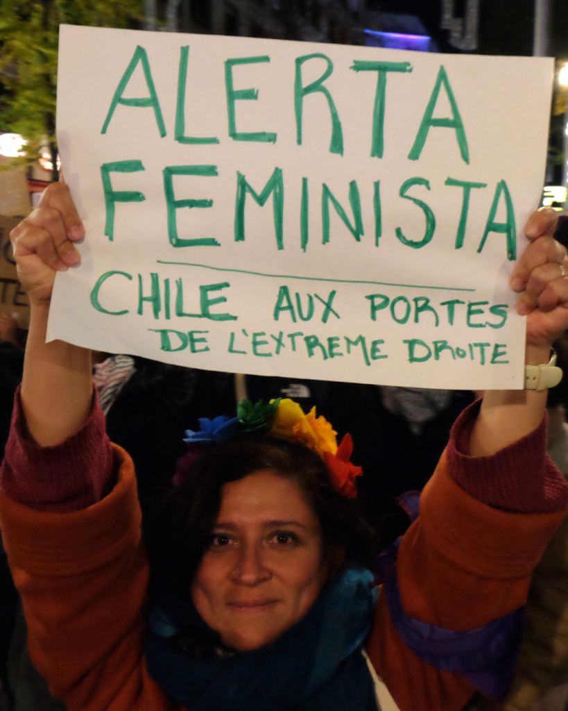 La marche s'est ensuite élancée dans les rues de Nantes. Dans le cortège se trouvait Javiera.Sa pancarte "Alerta feminista, Chile aux portes de l'extrême droite" fait référence aux élections présidentielles actuellement en cours au Chili. La candidate communiste Jeanette Jara affrontera au deuxième tour le candidat d'extrême droite José Antonio Kast. 25/11/2025 © Amandine Masson