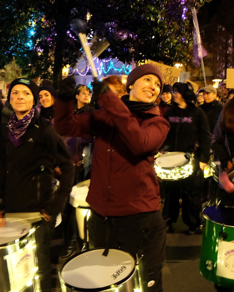 La batucada militante féministe et LGBTQIA + Yemayaba a mis de l'ambiance dans le cortège au son des percussions brésiliennes et de slogans comme "mon corps, mon choix et ferme ta gueule !”, “patriarcaca” 25/11/2025 © Amandine Masson