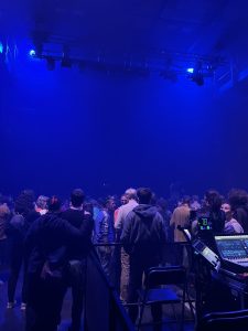 Les trois concerts de la soirée se sont déroulés à Stereolux dans la salle Micro de 20h30 à minuit avec une diversité de spectateur.rices.Vue de l'entrée de la salle pendant la préparation d'un concert. Date : 18/11/2025 Crédit photo : Lou Defois