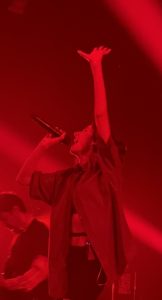 La jeune chanteuse du groupe parisien Ojos, le poing en l'air