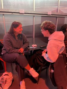 Léonie et Laure, deux nantaise de 23 ans venues assistées aux concerts.“On est venues principalement pour le groupe Ojos” explique Léonie. "Stereolux, “un c'est chouette lieu pour des évènements comme ça car ça va bien avec notre façon de penser” complète Laura. Date : 18/11/2025 Crédit photo : Lou Defois