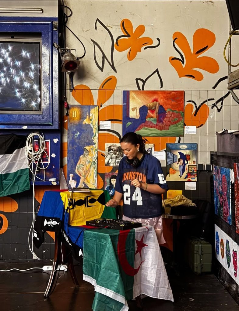 Yasmina mixe pour des évènements où l'on parle de ce qu'il se passe en Palestine, au Congo, au Soudan etc. "C'est ma manière de contribuer". Photo de X 