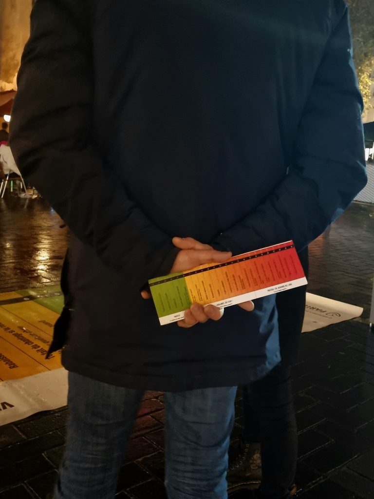 Le violentomètre est composé de 23 situations allant de l’acceptable à l’inacceptable et l’urgence de fuir. Edité en plusieurs il aiguille les victimes de violences en leur permettant de se situer sur cette échelle.